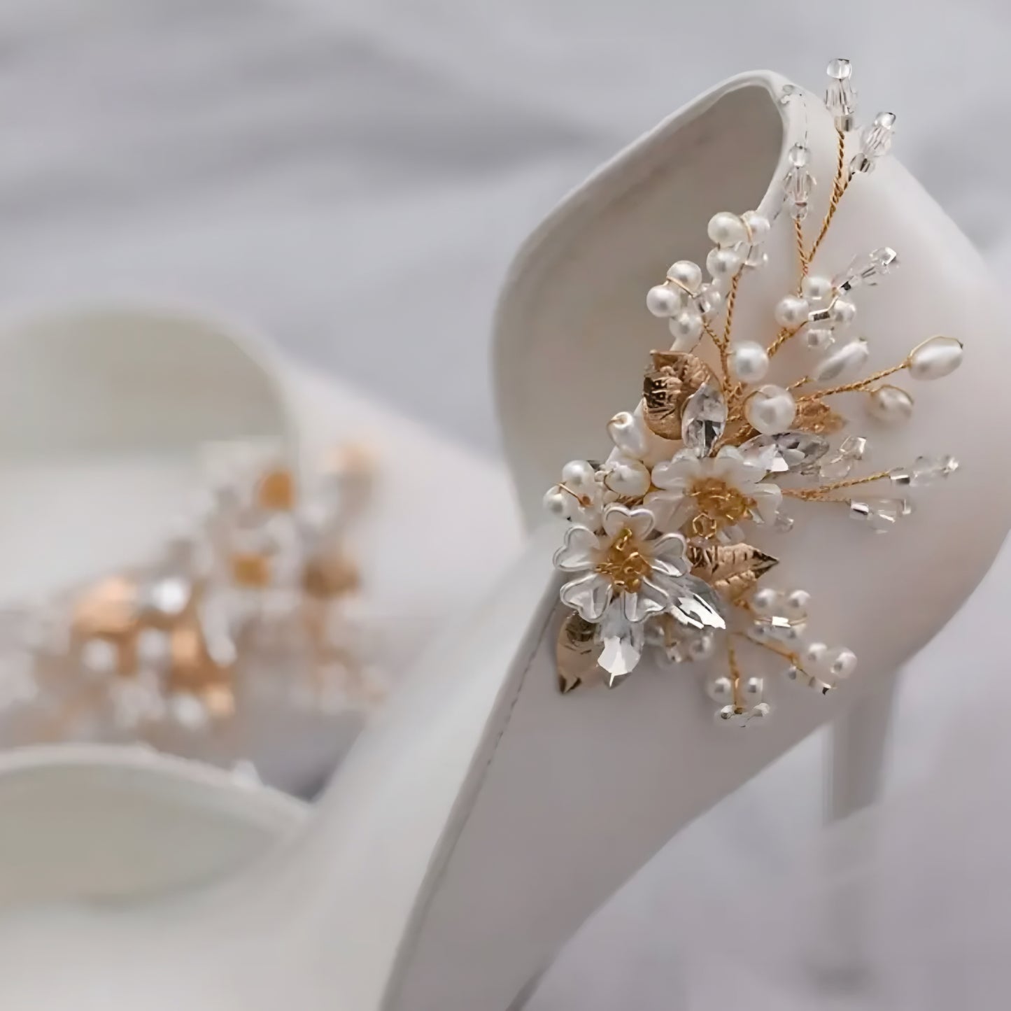 11. SchuhClipper mit Perlen ,goldene details und Blütenverzierung