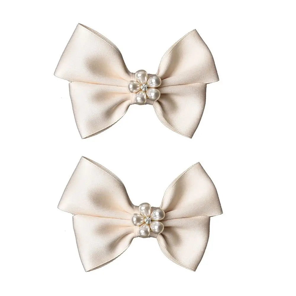 10. Elegante Satin Schleifen mit Perlen – Schuhclips in Creme