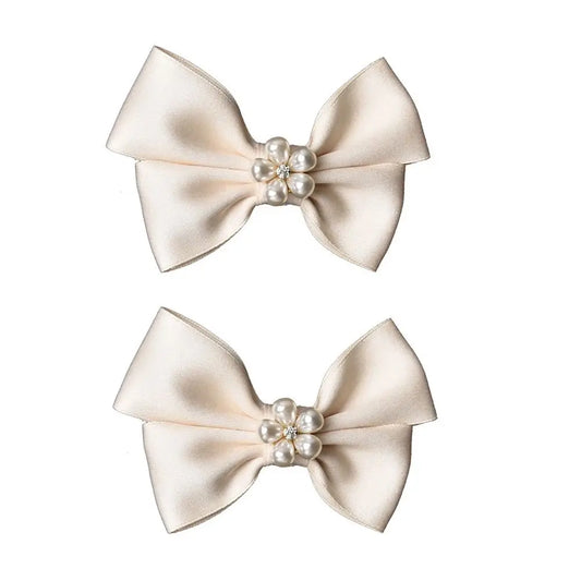 10. Elegante Satin Schleifen mit Perlen – Schuhclips in Creme