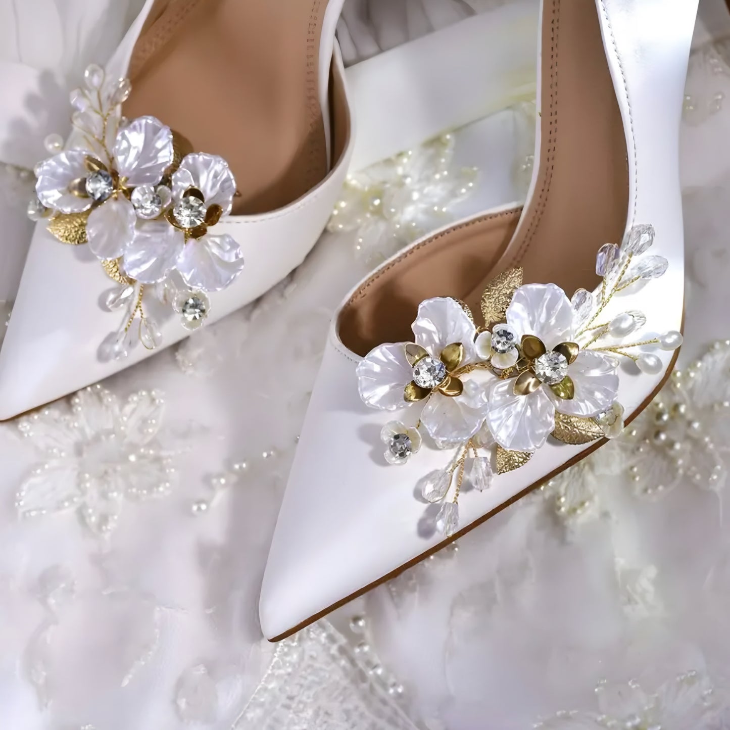 Nr.13 Eleganter Blumen Schuhclip mit Perlen & Kristallen , Gold Weißes Highlight für festliche Anlässe