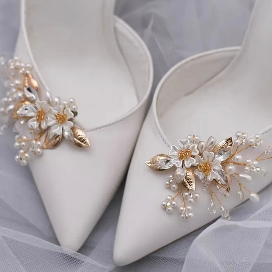11. SchuhClipper mit Perlen ,goldene details und Blütenverzierung